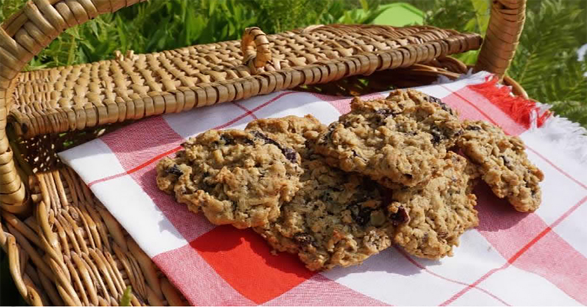 Chewy Spicy Raisin Oatmeal Cookies