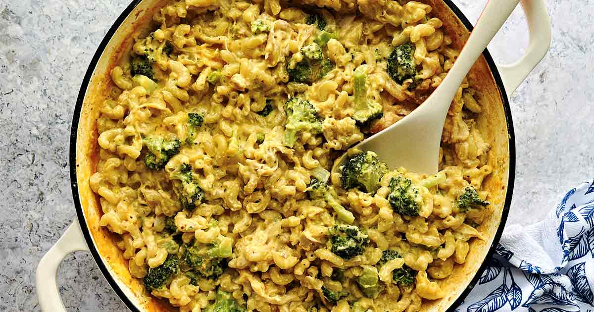 Creamy-Macaroni-and-Cheese-with-Chicken-and-Broccoli