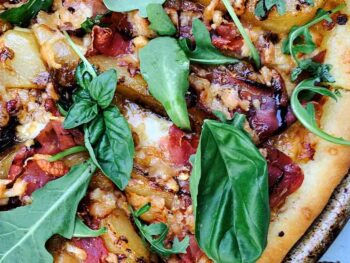 caramelized-pear-and-proscuitto-pizza